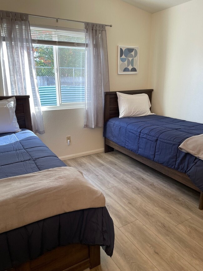 Building Photo - 39436 Long Ridge Dr