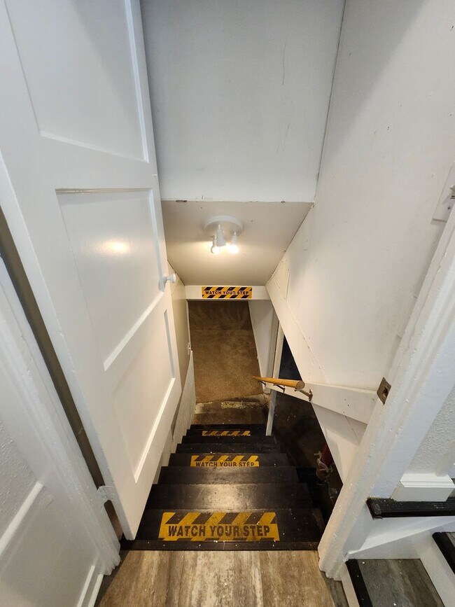 Building Photo - Location, Location - 2 blocks from Columbi...
