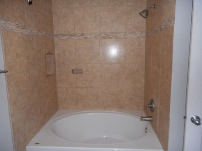 Building Photo - 1-Bedroom / 1-Bathroom Condo in Las Palmas