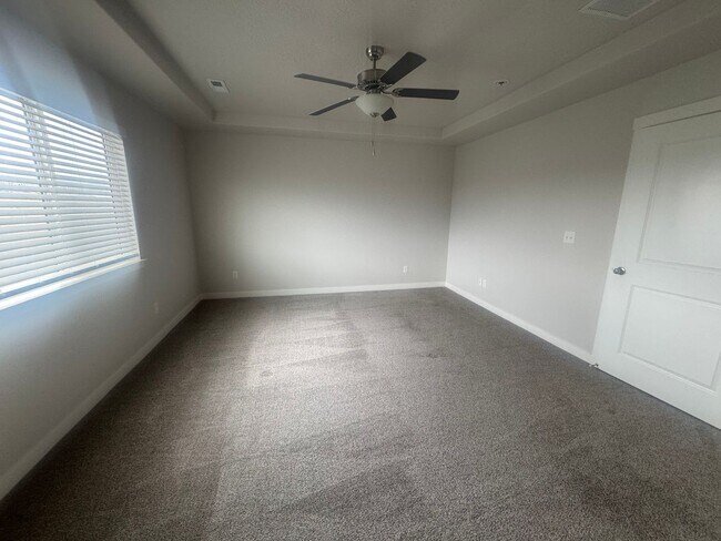 Building Photo - 759 N Hilltop Dr