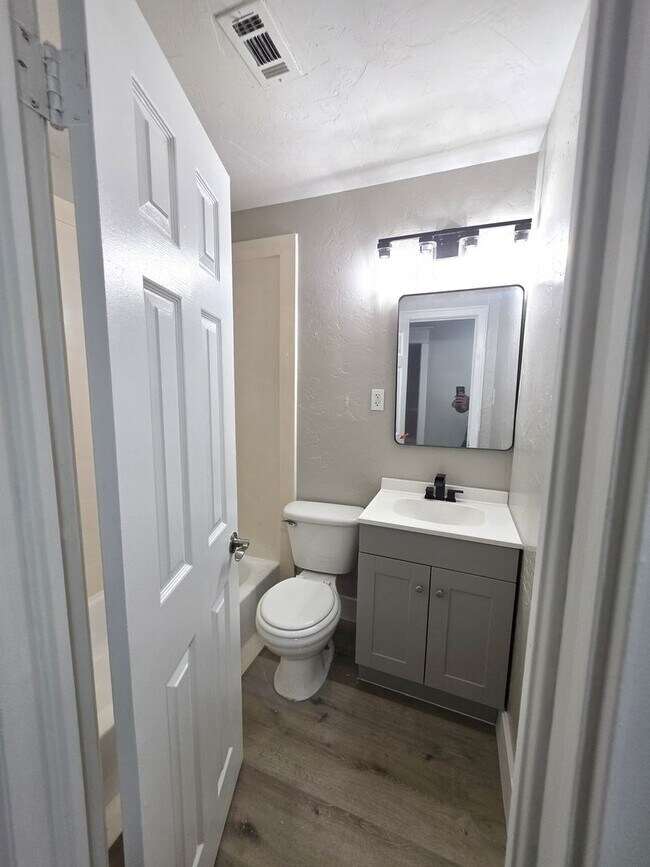 Building Photo - Spacious 3-Bedroom Home in Prime Irving Lo...