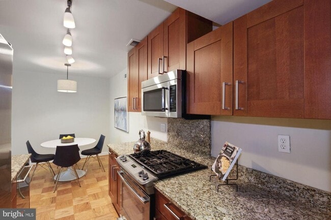 Building Photo - Beautiful 1BR/1BA in Downtown Bethesda. Al...