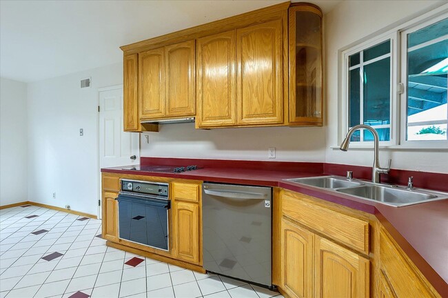 Building Photo - Santa Clara Home near Apple, Kaiser and Ma...
