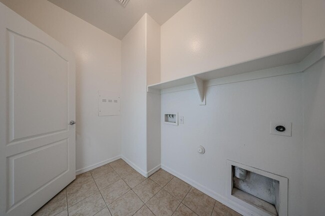 Building Photo - 41298 W Park Hill Dr