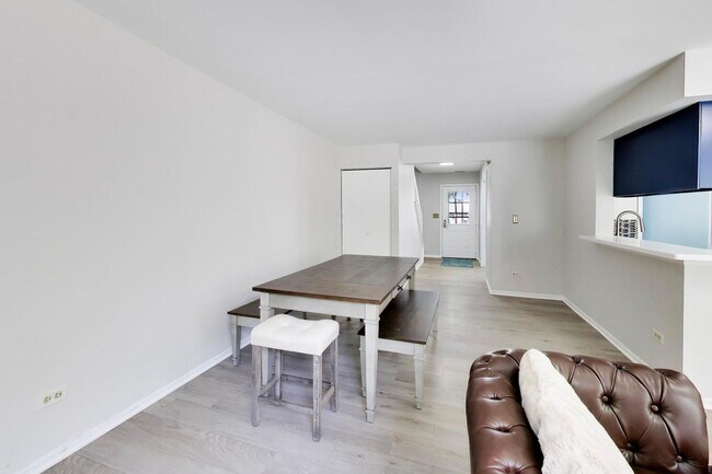 Building Photo - 505 Newbury Dr