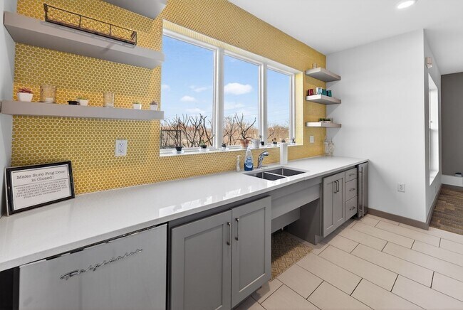 Building Photo - 400 Herron Dr