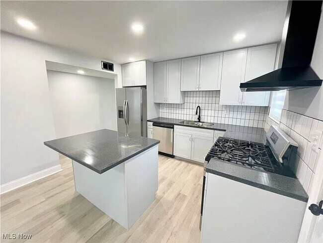 Building Photo - Charming Euclid Home in Quiet Residential Neighborhood