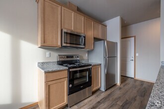 Building Photo - Large 2 Bedroom/2 Bath Apartment- Pet Frie...