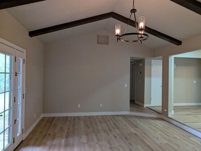 Building Photo - Nice 3 bedroom 2 bathroom Clovis home with...