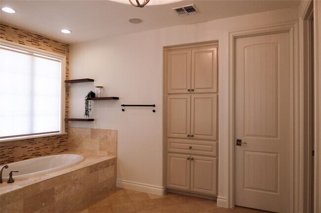 Building Photo - 7228 Oak Shores Dr