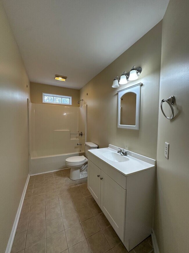 Building Photo - 204 Grandford Pl