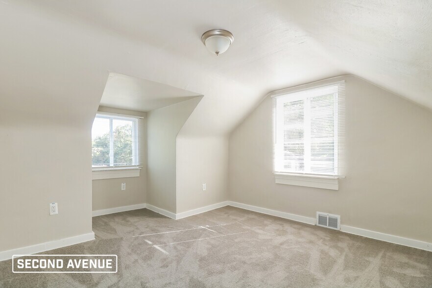 Building Photo - 701 Crestview Dr