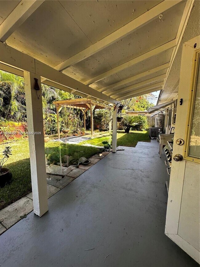 Building Photo - 1561 NE 29th St