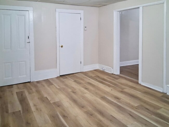 Building Photo - 325 N Laurel St