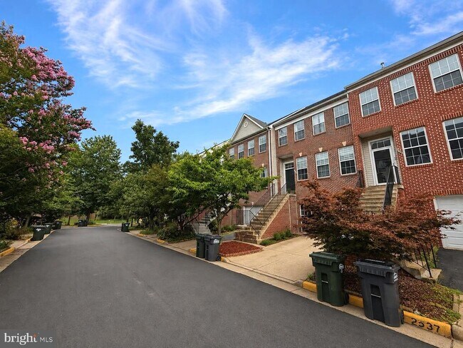 Building Photo - 2535 James Monroe Cir