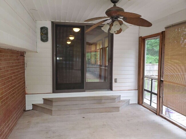 Building Photo - "Spacious 5-Bedroom Retreat with 3 Full Baths in Huntsville – Your Perfect Family Home Awaits!"