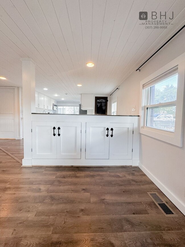 Building Photo - DOG FRIENDLY, 3 BED/ 1.5 BATH SINGLE FAMIL...