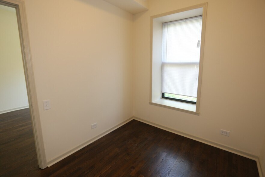 Building Photo - 1315 W Leland Ave