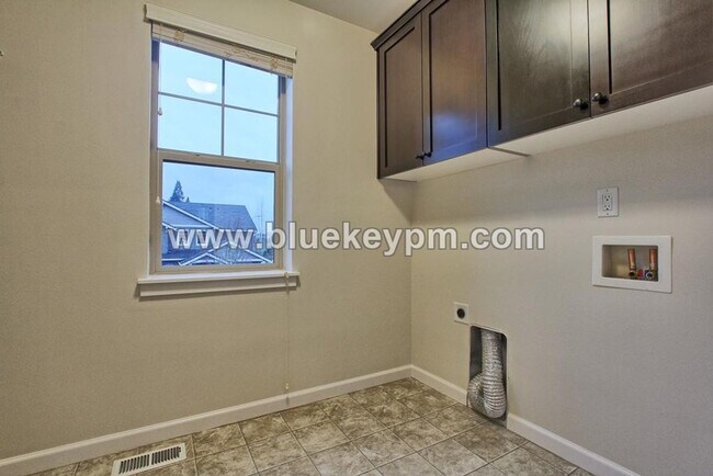 Building Photo - 3 Bed, 2.5 Bath Luxury Home in Ridgefield