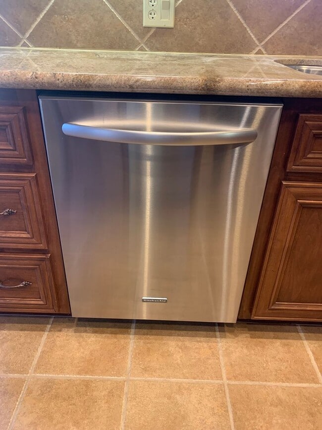 Building Photo - Luxurious Belvedere Condo Available Now!