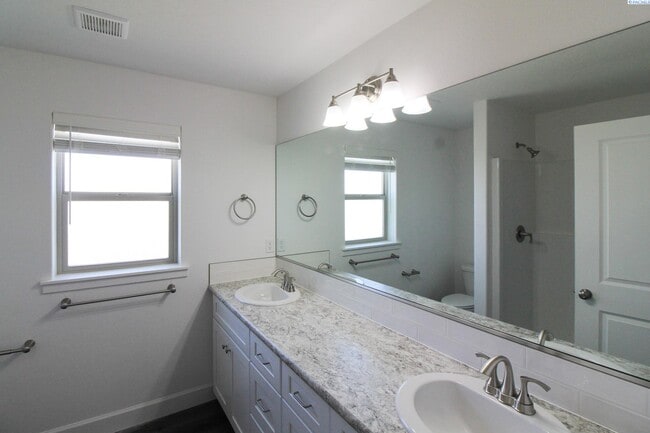Building Photo - 3 bed, 2 bath home in Kennewick