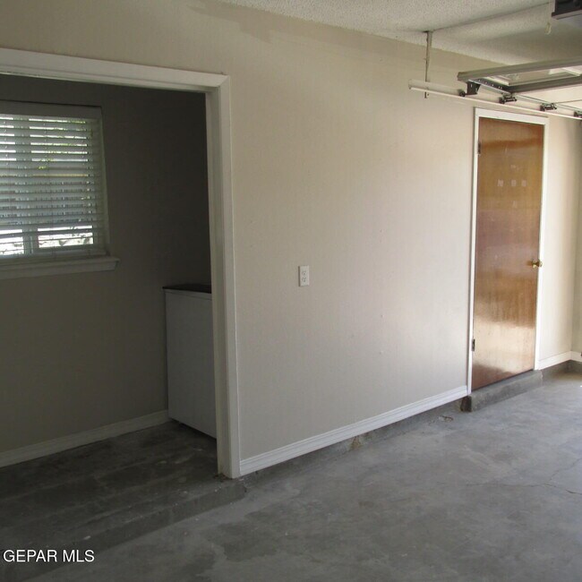Building Photo - 2933 Wedgewood Dr