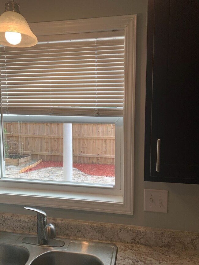 Building Photo - Townhome in Desirable Croatan Crossing Sub...