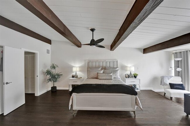 Building Photo - 700 E Coco Plum Cir