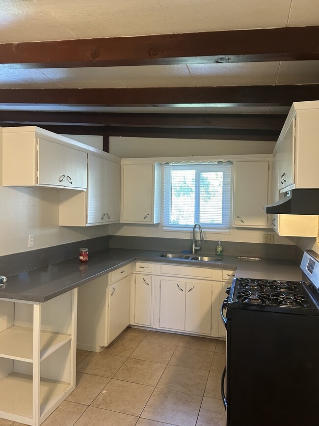 Building Photo - 402 Helen Ave