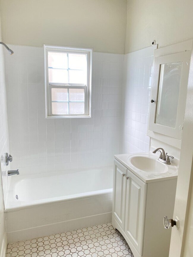 Building Photo - 1157 N Maryland Ave