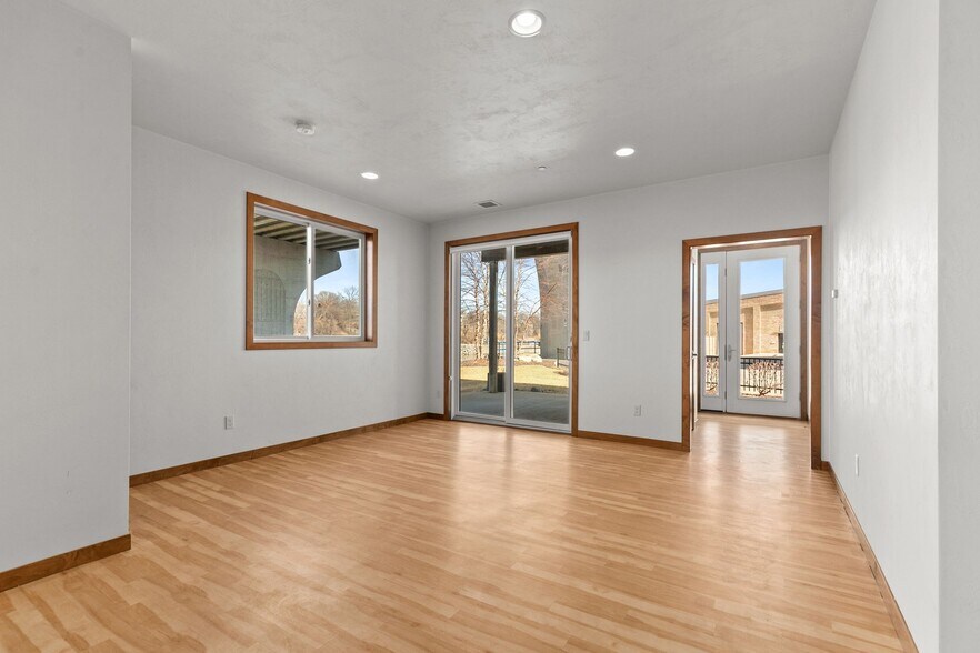 Building Photo - 1141 E Banta Ct