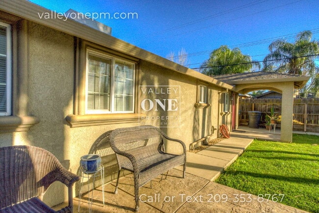 Building Photo - 1404 1/2 Teresa Street-