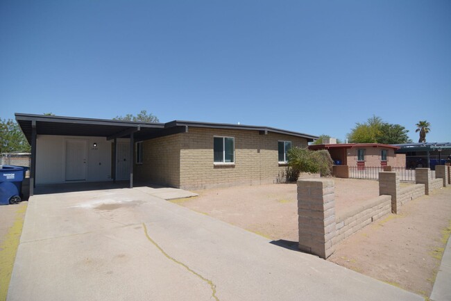 Building Photo - Remodeled 3 Bedroom 2 Bath House! South Tu...