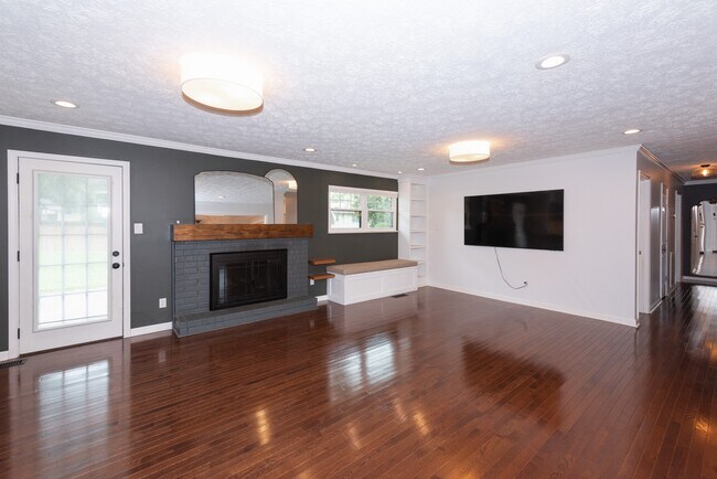 Building Photo - 5936 Clearbrook Dr