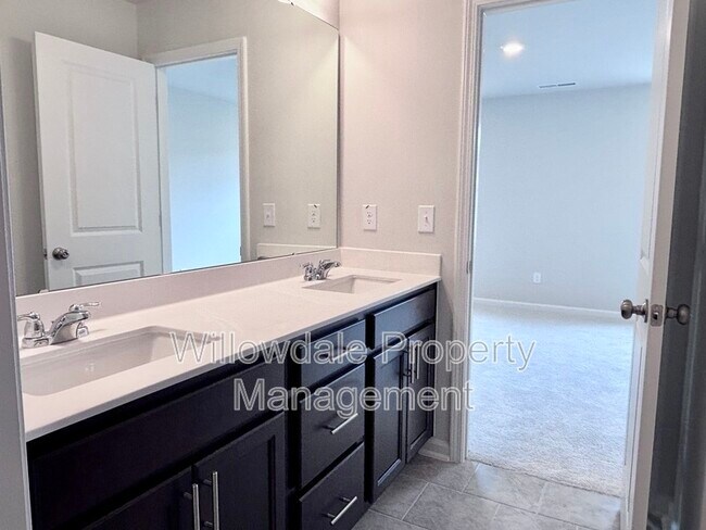 Building Photo - 4010 Silver Oak Ln