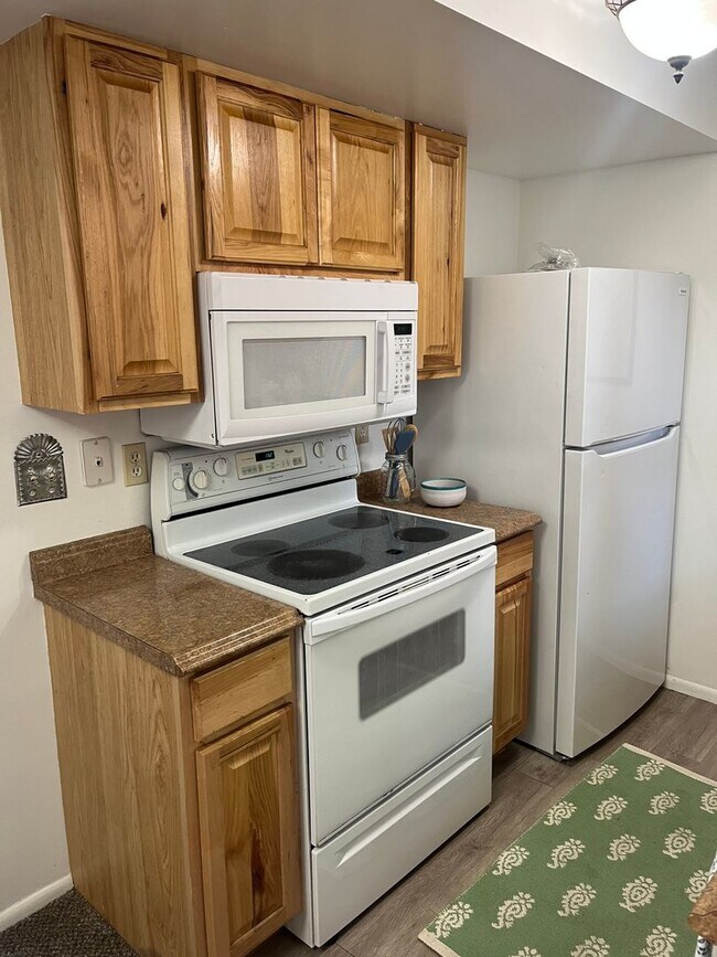 Building Photo - 2 Bedroom Condo at Greentree Condominiums!