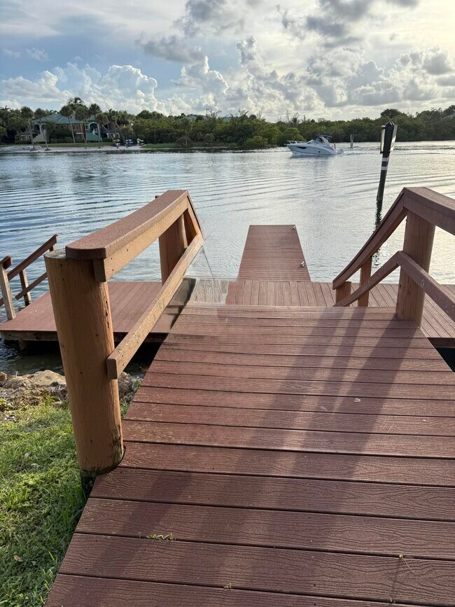 Building Photo - 386 Golfview Rd