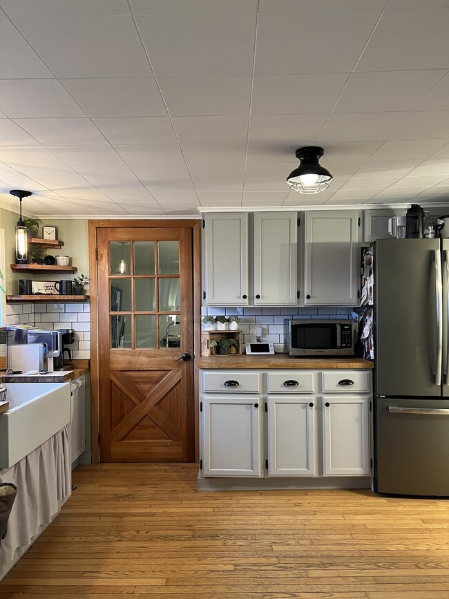 Building Photo - 6290 Island Lake Dr