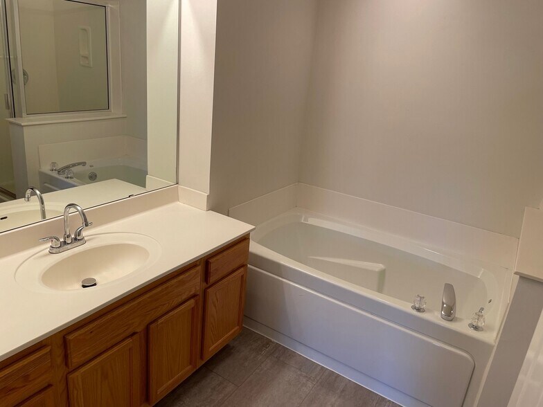 Building Photo - 896 Braunworth Ct