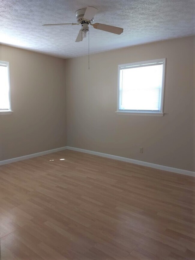 Building Photo - 137 Prentice St