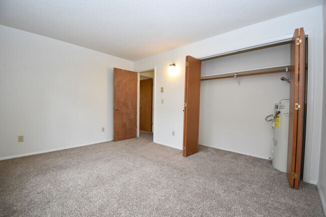 Building Photo - 2 Bedroom 1 Bath Centrally Located! Close ...