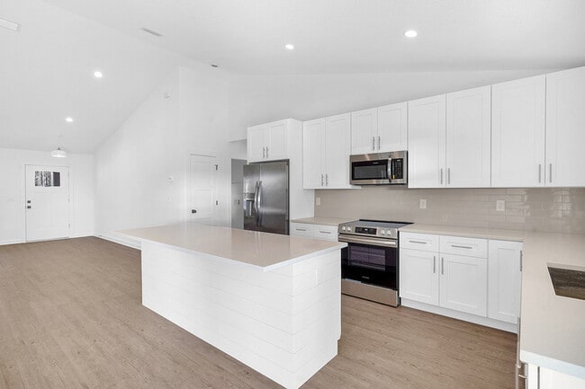 Building Photo - 706 S Brevard St