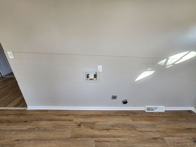 Building Photo - Spacious 3-Bedroom, 1-Bathroom Home AVAILABLE NOW!!