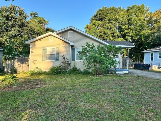 Building Photo - 179 Dahlia St