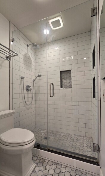 Shower - 972 Larrabee St