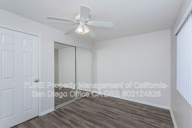 Building Photo - 7405 Charmant Dr