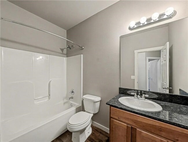 Building Photo - 862 Oakwood Ln