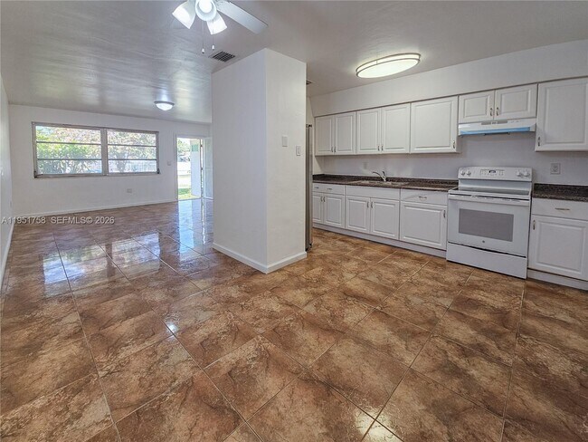 Building Photo - 201 SW 30th Ct