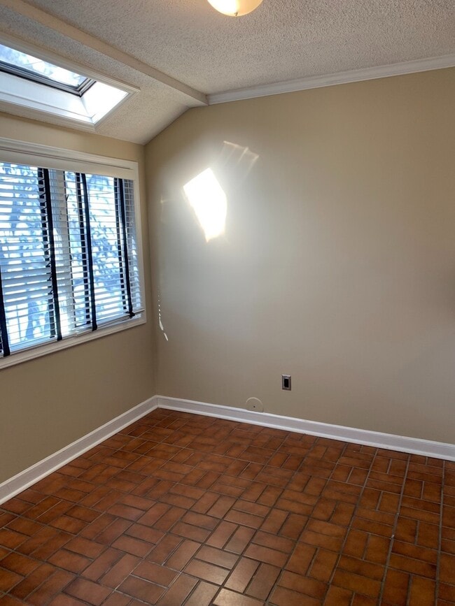 Building Photo - Perfect 2 bed 2.5 bath Lindley Park area T...