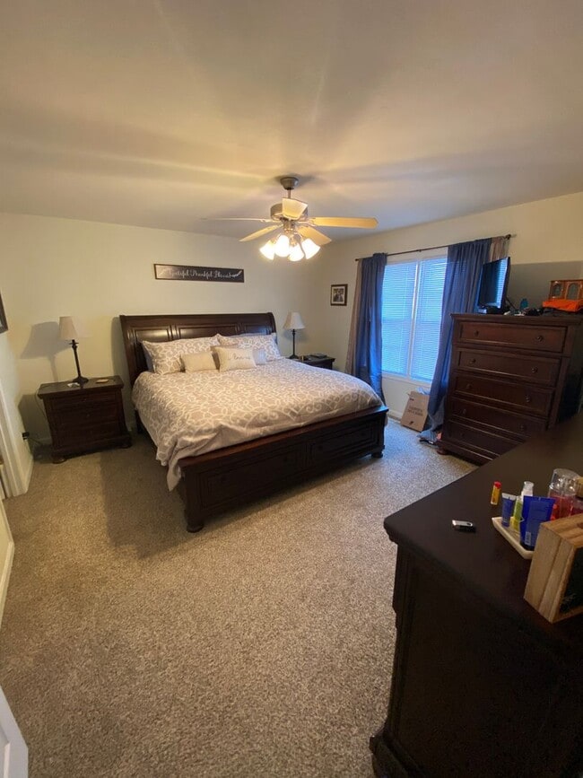 Building Photo - Great 3-bed, 2.5 bath home with a scenic v...